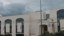 Aracını cami cemaatinin üzerine sürdü; serbest kaldı