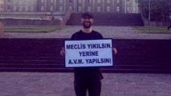 Meclis önünde tek kişilik dev eylem