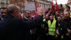 Başkan Erdoğan'a Paris'te coşkulu karşılama