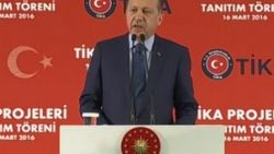 Erdoğan'dan mültecilerle dalga geçen Hollandalılara tepki
