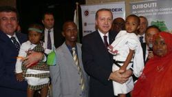 Cumhurbaşkanı Erdoğan Cibuti'de adaşı olan çocuğu sevdi