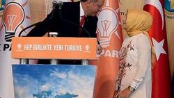 Erdoğan konuşurken sahneye çıkan küçük kız İZLE