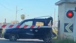 Bozulan arabasını itmek yerine treni durdurmaya çalıştı