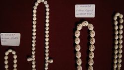 15 bin dolarlık tespih serginin gözdesi oldu