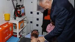 TBMM Başkanı Yıldırım yoldaki kazazedelerle ilgilendi