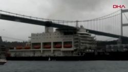 Dünyanın en büyük gemisi İstanbul Boğazı'ndan geçti