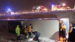 Erzincan'da yolcu otobüsü devrildi: 1 ölü 41 yaralı