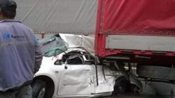 Erzincan'da bir otomobil iki tıra çarptı: 1 ölü
