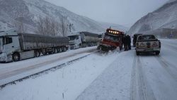 Erzurum'da kardan kapanan bazı yollar açıldı