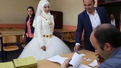 Erzurumlu çift düğünden önce oy kullandı