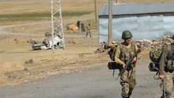 PKK’lıların kaçtığı araç takla attı: 3 ölü