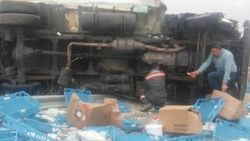 Eskişehir'de tatlı yüklü kamyon devrildi