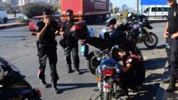Sürücünün terk edip kaçtığı motosikletten esrar çıktı