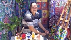Zihinsel engelli genç evinin duvarını tuvale çevirdi