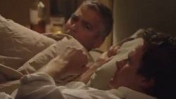 George Clooney bir erkekle aynı yatakta Tıkla İzle
