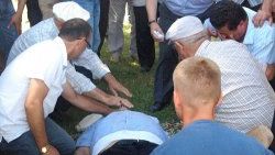 Kız kardeşinin cenazesinde kalp krizi geçirerek öldü