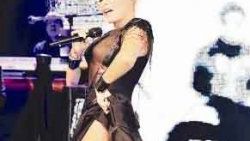 Ajda derin yırtmaçlı kıyafetiyle yaktı geçti