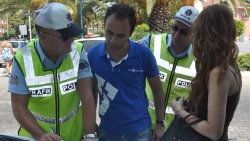 Polis kırmızı ışıkta geçen yayayı affetmiyor