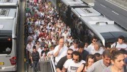 Metrobüs gecikince yolcular Avcılar'da yol kapattı