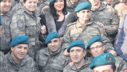 Türkan Şoray Kosova'da mehmetçiğe moral verdi