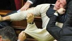 Soykırım yok diyen Azeri vekile yumruk