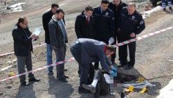 Yolun ortasında erkek cesedi bulundu