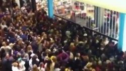 ABD'liler alışveriş için birbirini ezdi
