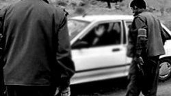 Şemdinli'de PKK'lılar yol kesip araç yaktı