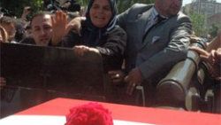 Şehit annesi oğlunu gülerek uğurladı