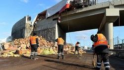 TEM'de devrilen tır trafiği felç etti