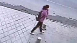 Kaldırım genç kızı böyle yuttu - Video