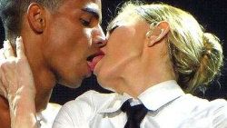 Madonna sevgilisiyle sahnede öpüştü - Foto Galeri