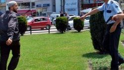 Polise kılıçla saldırdı-İzleyin