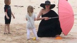 Angelina ve Brad çocuklarıyla kumsalda - Foto Galeri