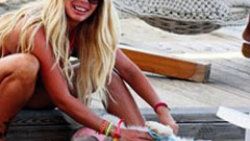 Köpeğine bikini giydirdi