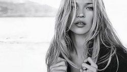 Türkiye hayranlığı Kate Moss'a ay yıldızlı dövme yaptırdı