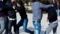 Karşıt görüşlü öğrenciler birbirine girdi