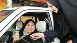 Polisten ahlaklı kıyafet giyene gül