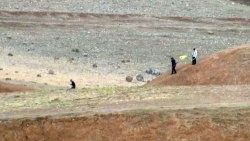 Cizre'de asılan sözde PKK bayrağını polis söktü