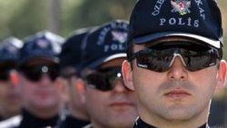 80 polis meslekten men edildi
