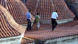 Güvercin merakı çatıda mahsur bıraktı-Video