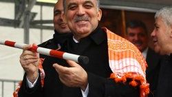 Cumhurbaşkanı Gül Uşak'ta cirit attı