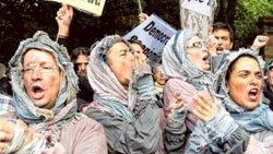 İspanya'da Öfkeliler meclisi kuşattı