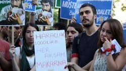 Protestocu öğrencilere ilginç tepki