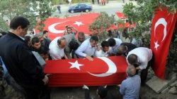 Şehit korucunun cenasinde dev bayraklı mesaj