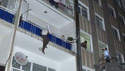 Alkollü kişi balkonda asılı kaldı