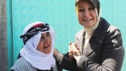 First Lady konvoyu durdurdu yaşlı kadını dinledi