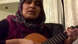 Başörtülü kadın da aşk şarkısı söyler - Video