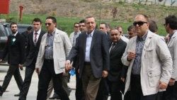 Başbakanlık'ta silahlar çekildi