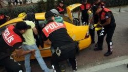 Polise alkollü yakalanan taksici aracını yaktı